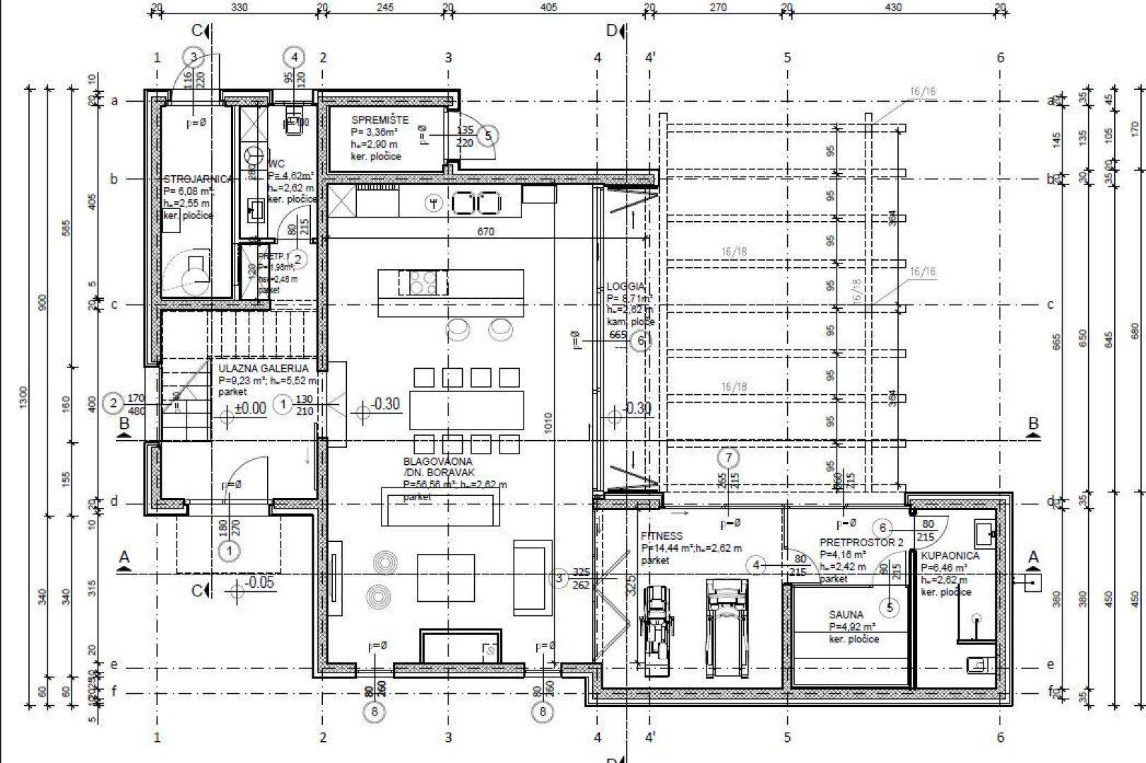 Grundriss des Erdgeschosses mit offenem Wohnbereich, Küche, Fitnessraum und Sauna.