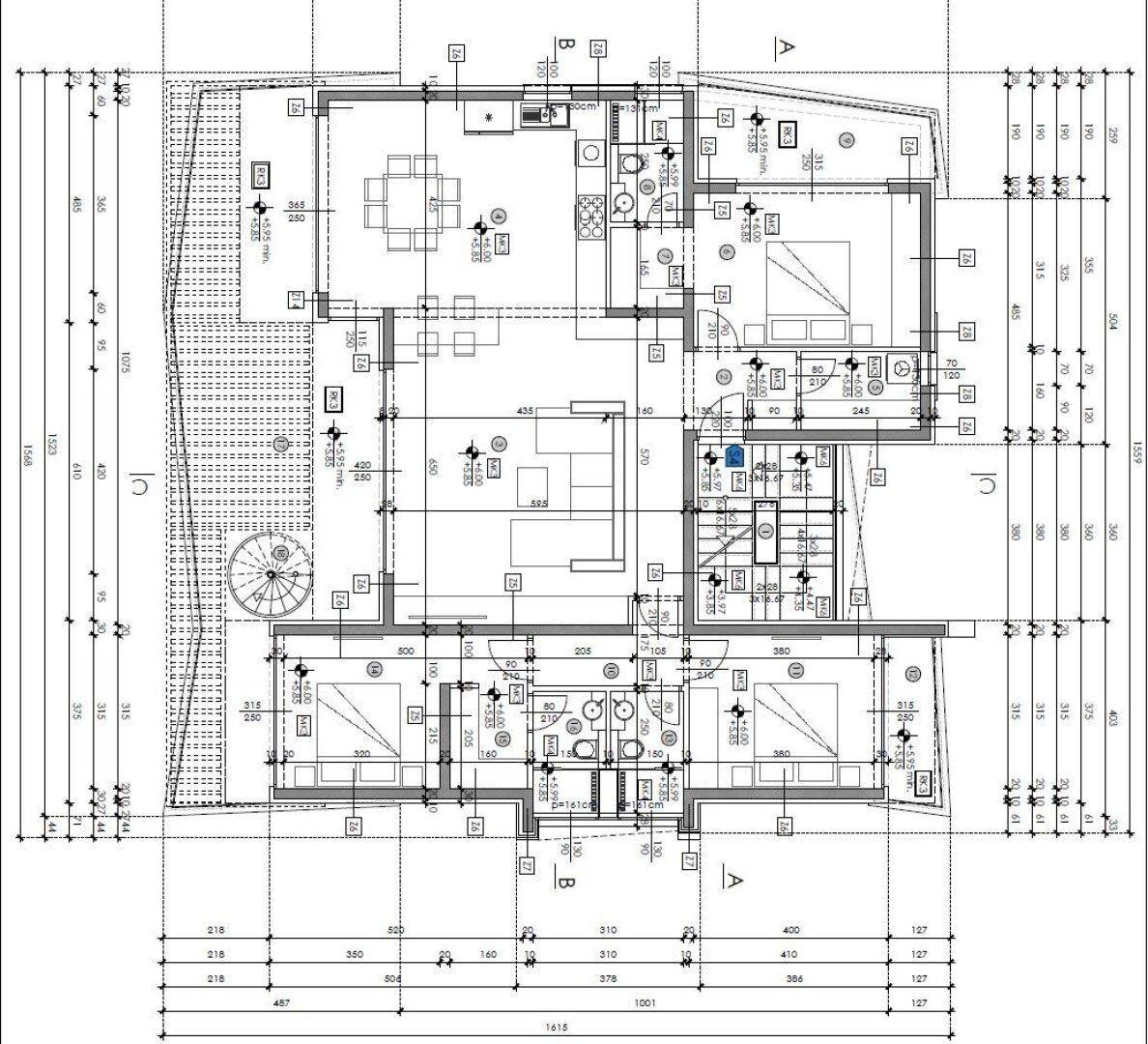 Detaillierter Grundriss einer Etage mit mehreren Räumen und Bemaßungen.