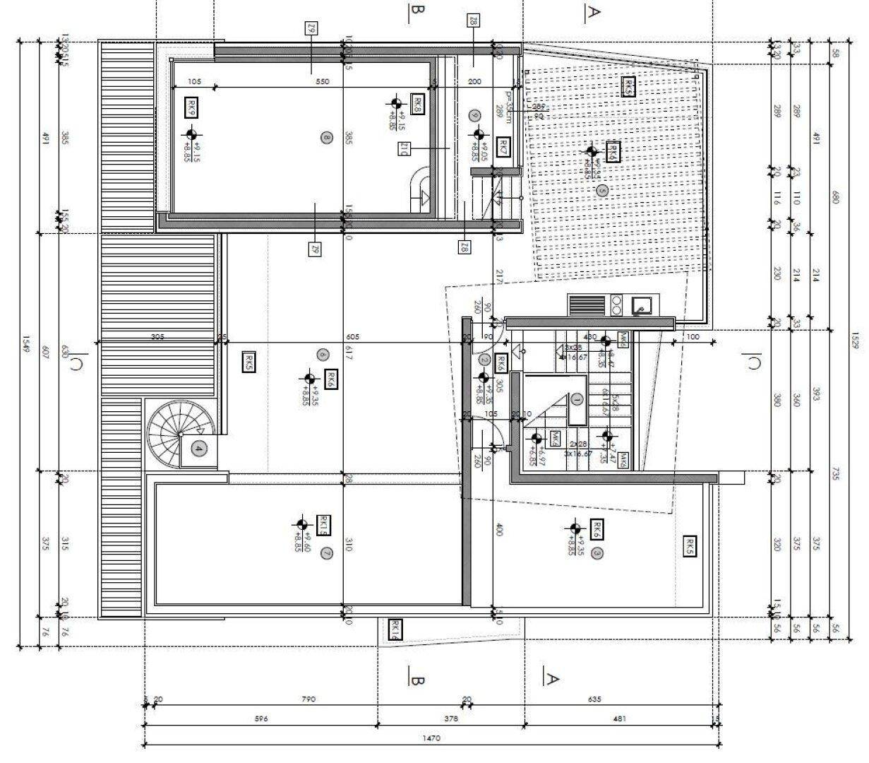 Grundriss einer weiteren Etage mit Terrassen, Treppen und Raumaufteilung.