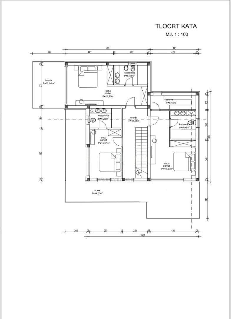 Grundriss des Obergeschosses mit drei Schlafzimmern, zwei Bädern und Terrassenzugang.