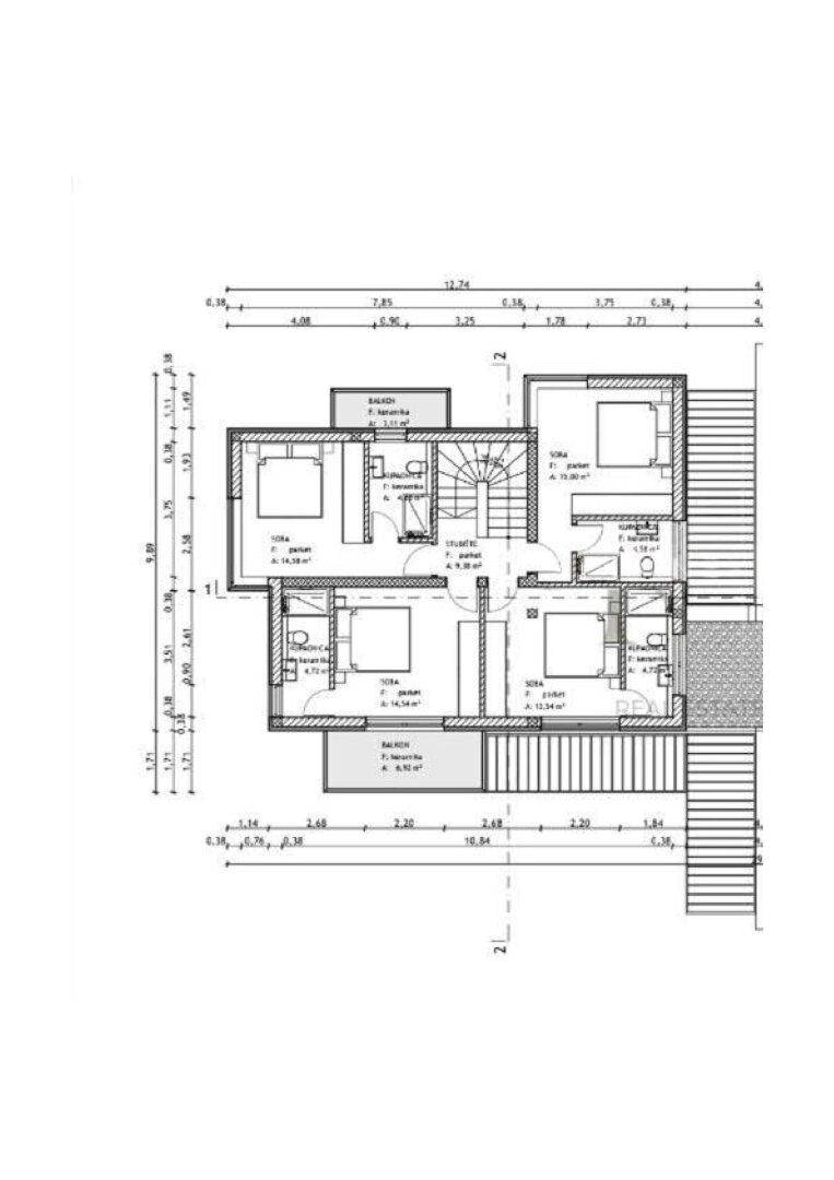 Grundriss des Obergeschosses mit drei Schlafzimmern, Bädern und Balkonzugängen.