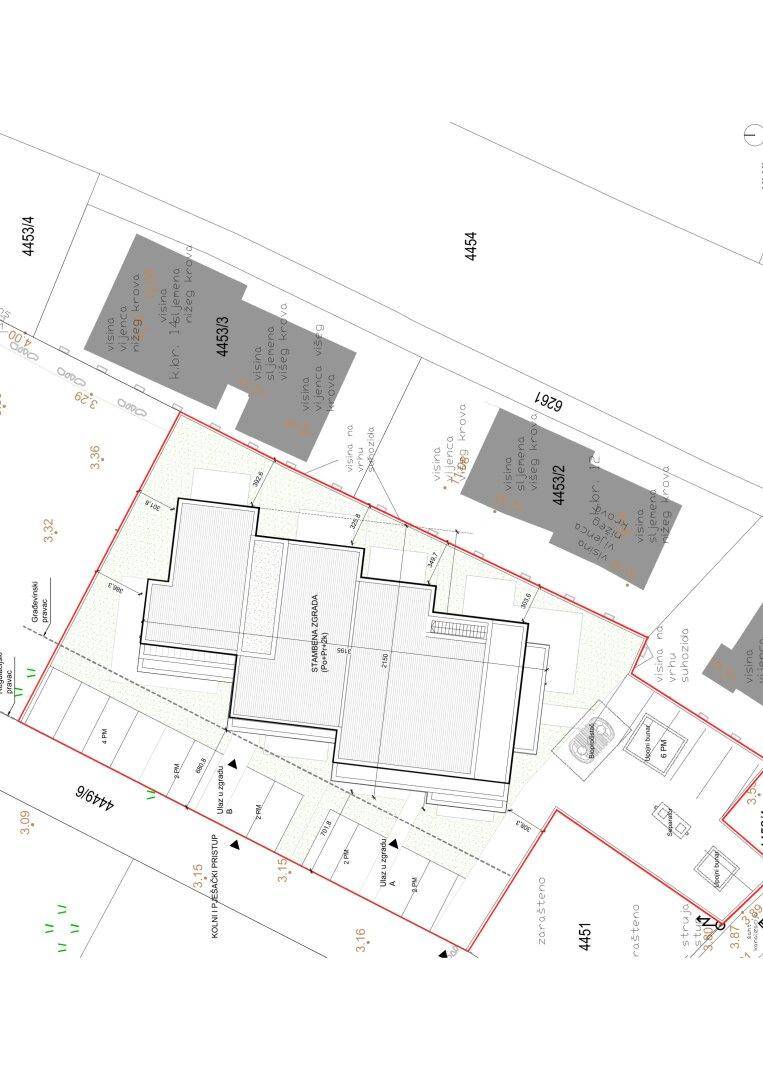 Lageplan des Gebäudes mit Grundstücksgrenzen und angrenzenden Parzellen.