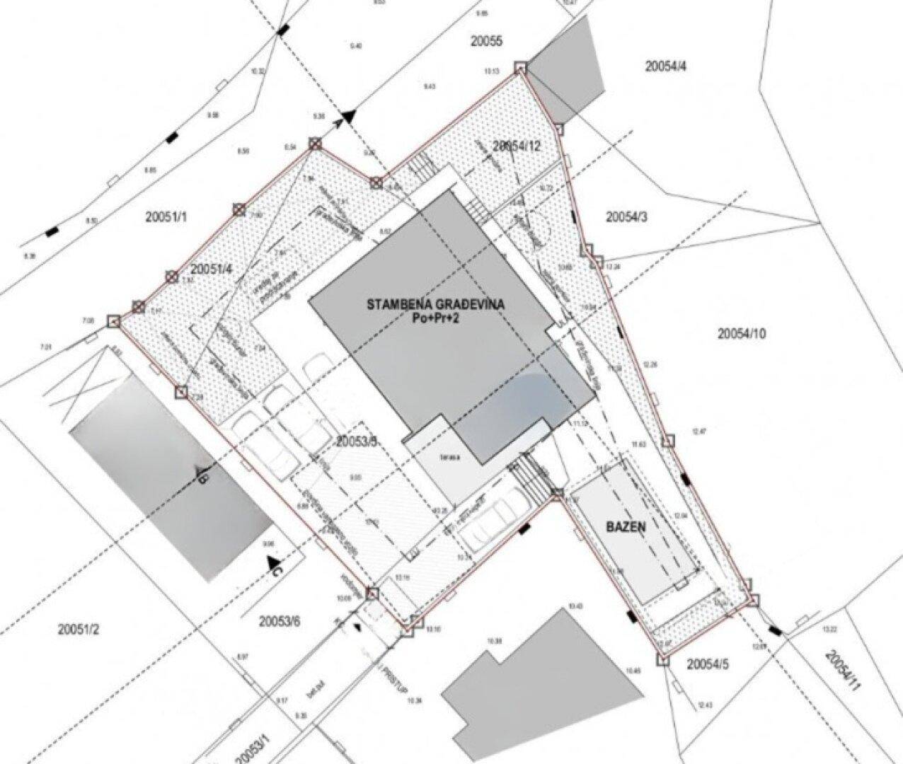 Katasterplan des Grundstücks mit eingezeichnetem Gebäude und Poolbereich.
