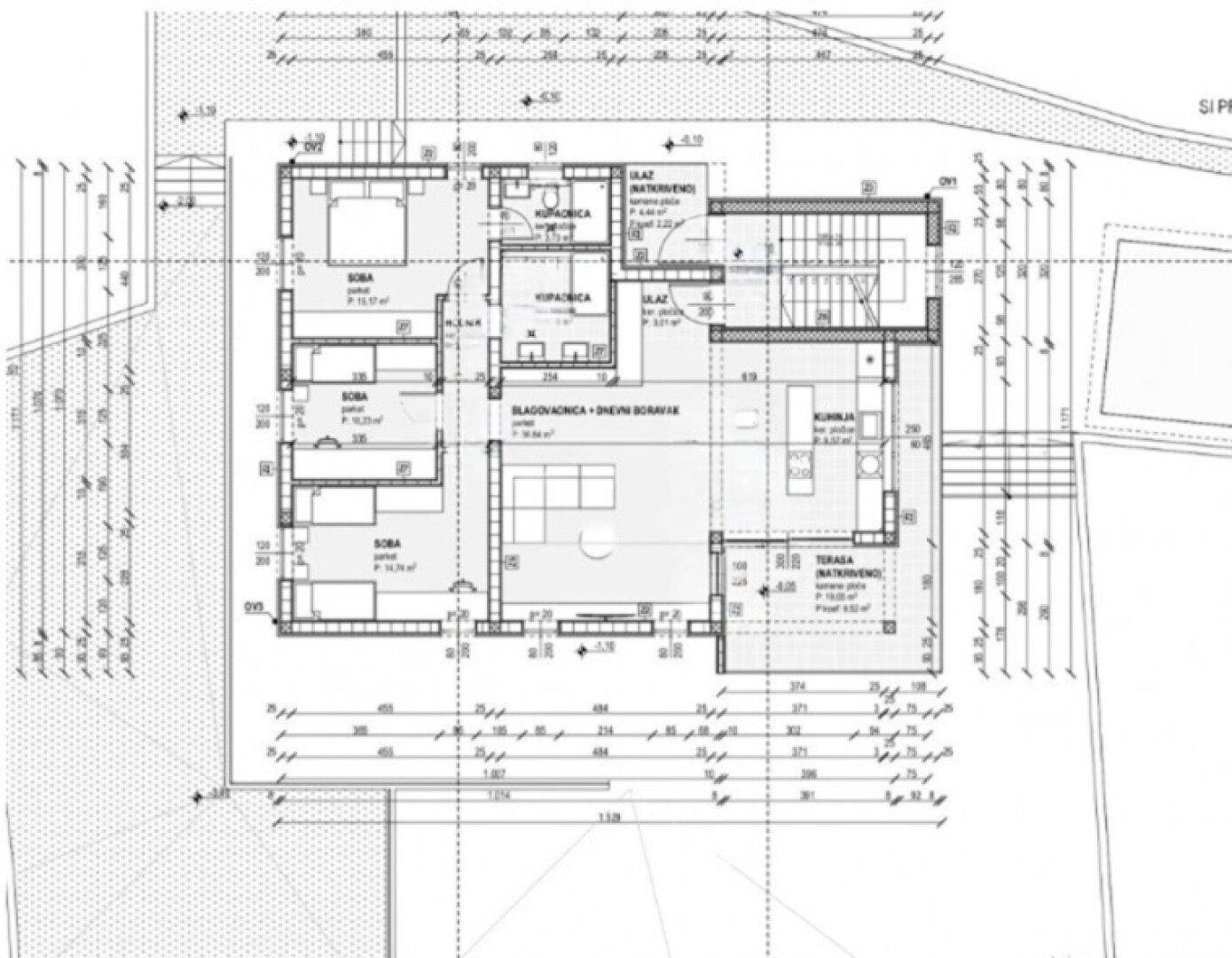 Grundriss des Erdgeschosses mit Wohnbereich, Schlafzimmern und Terrasse.