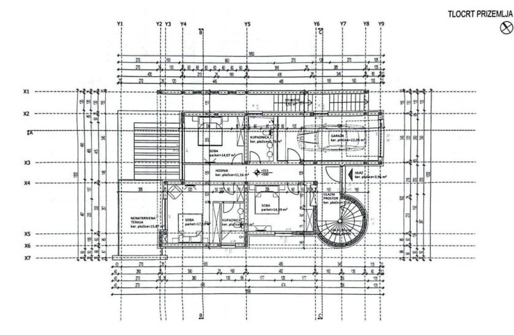 Grundriss des Erdgeschosses mit mehreren Zimmern, zwei Bädern und einem Balkon.