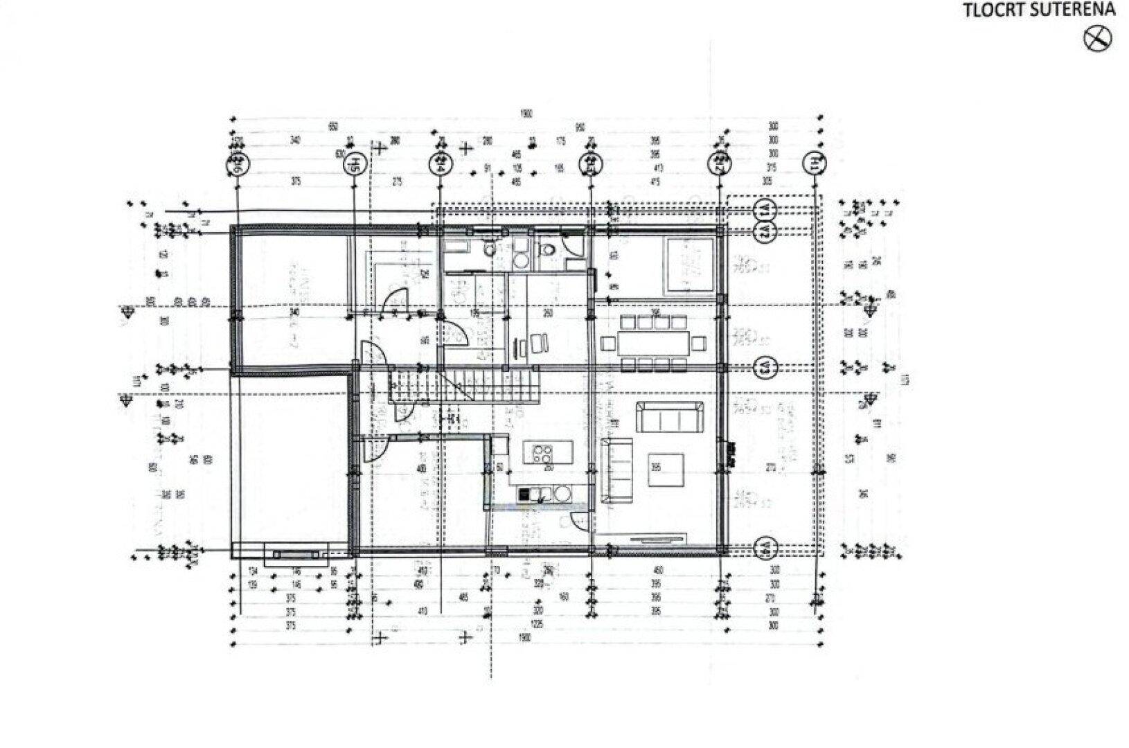 Grundriss des Untergeschosses mit offenem Wohnbereich, integrierter Küche und direktem Gartenzugang.