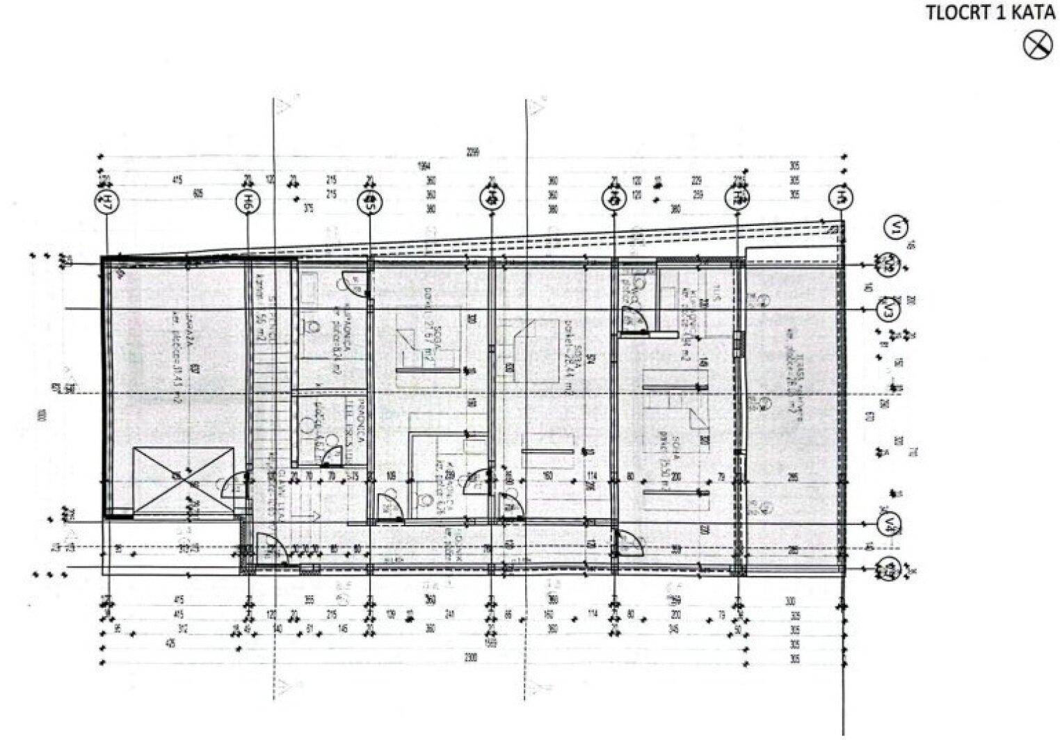 Grundriss des ersten Obergeschosses mit mehreren Zimmern und Balkonzugang.