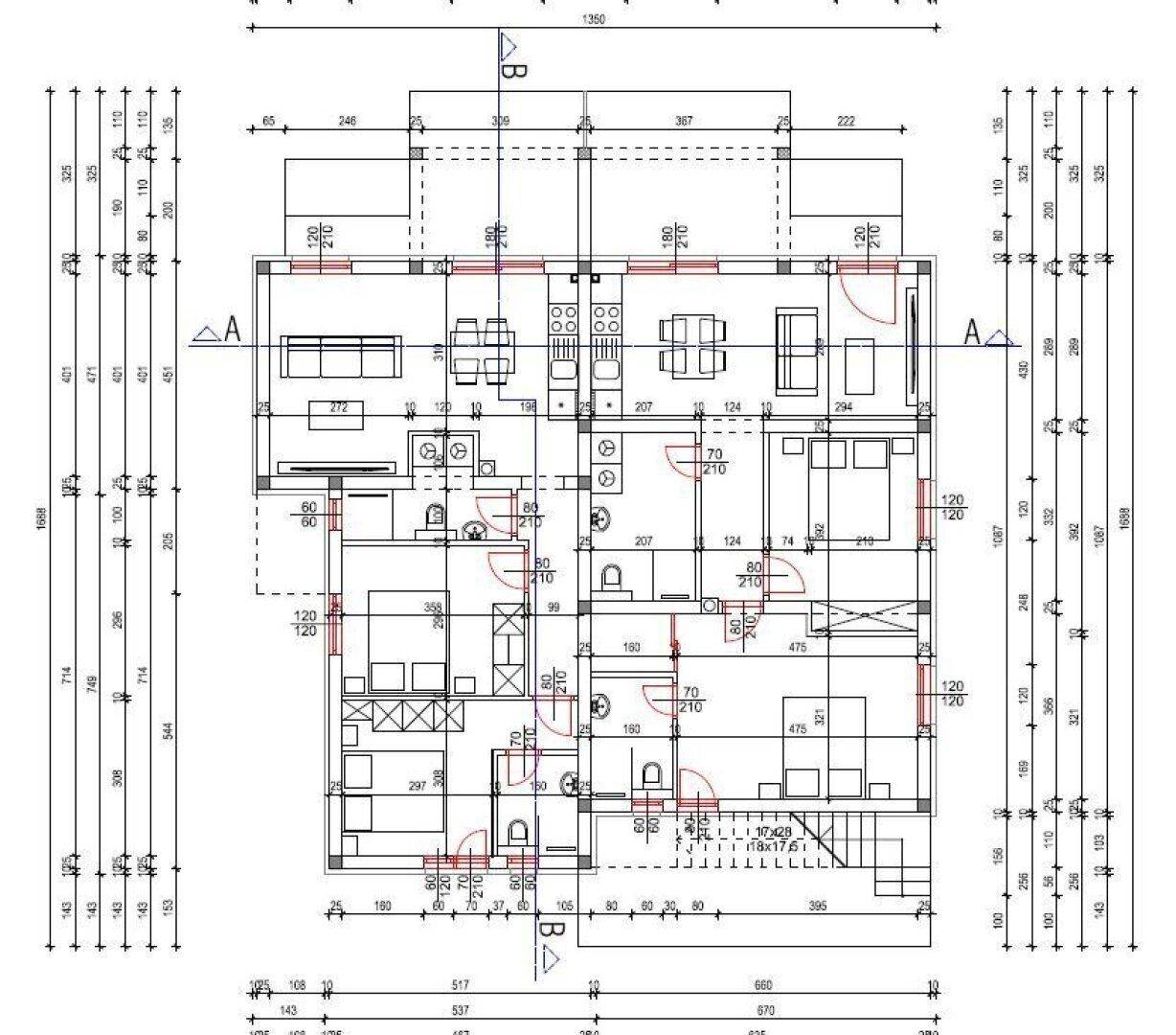 Detaillierter Grundriss eines Wohngebäudes mit offenem Layout, mehreren Bädern und Balkonen.