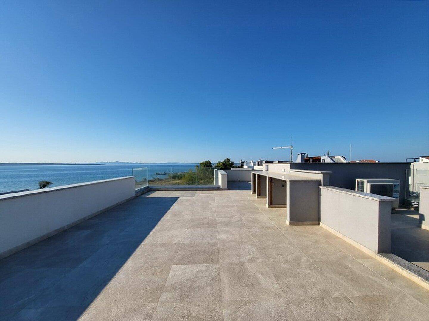 Weitläufige Dachterrasse mit atemberaubendem Meerblick und viel Platz für Entspannung.