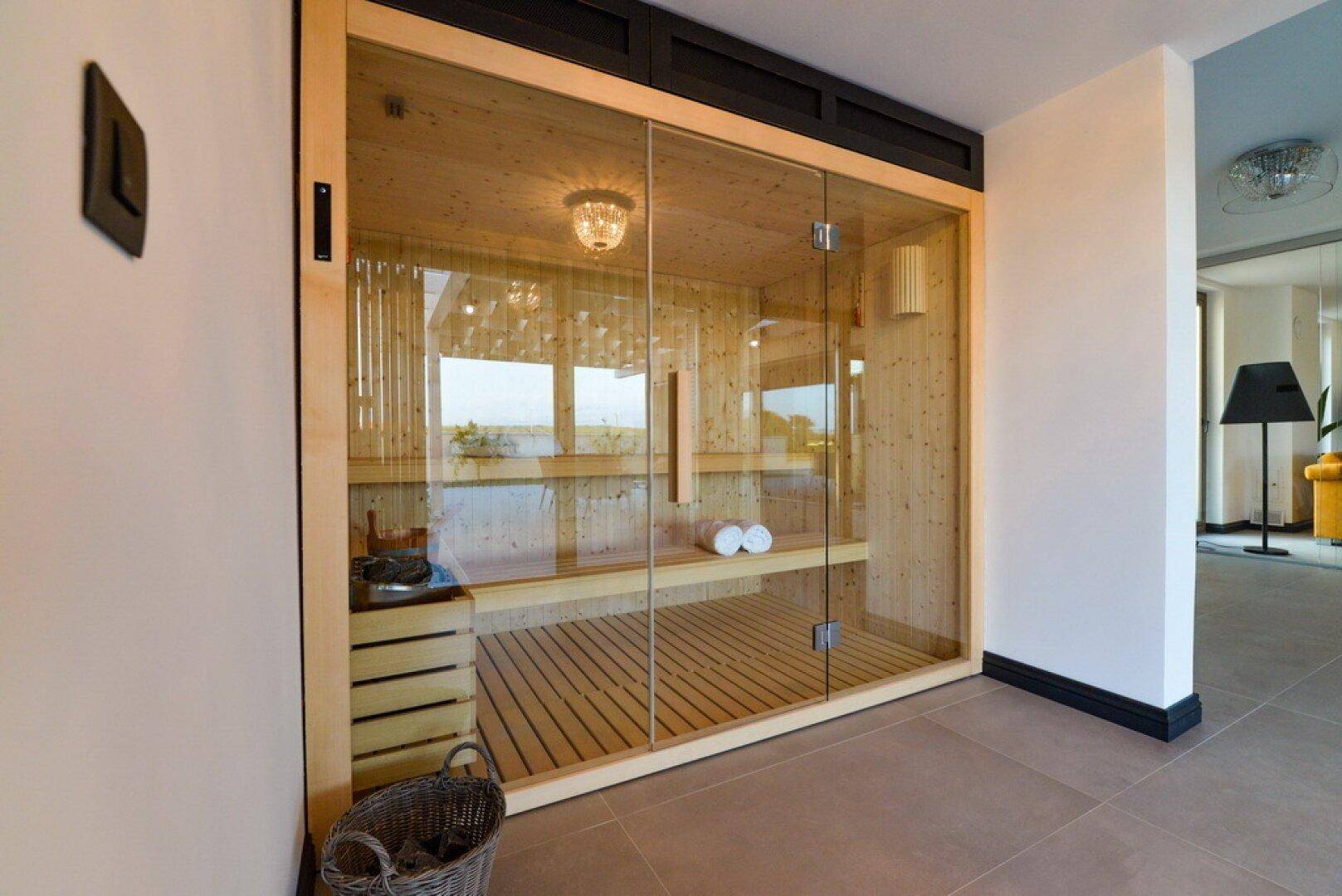 Moderne Sauna mit Holzausstattung und Glasfront für entspannende Momente.
