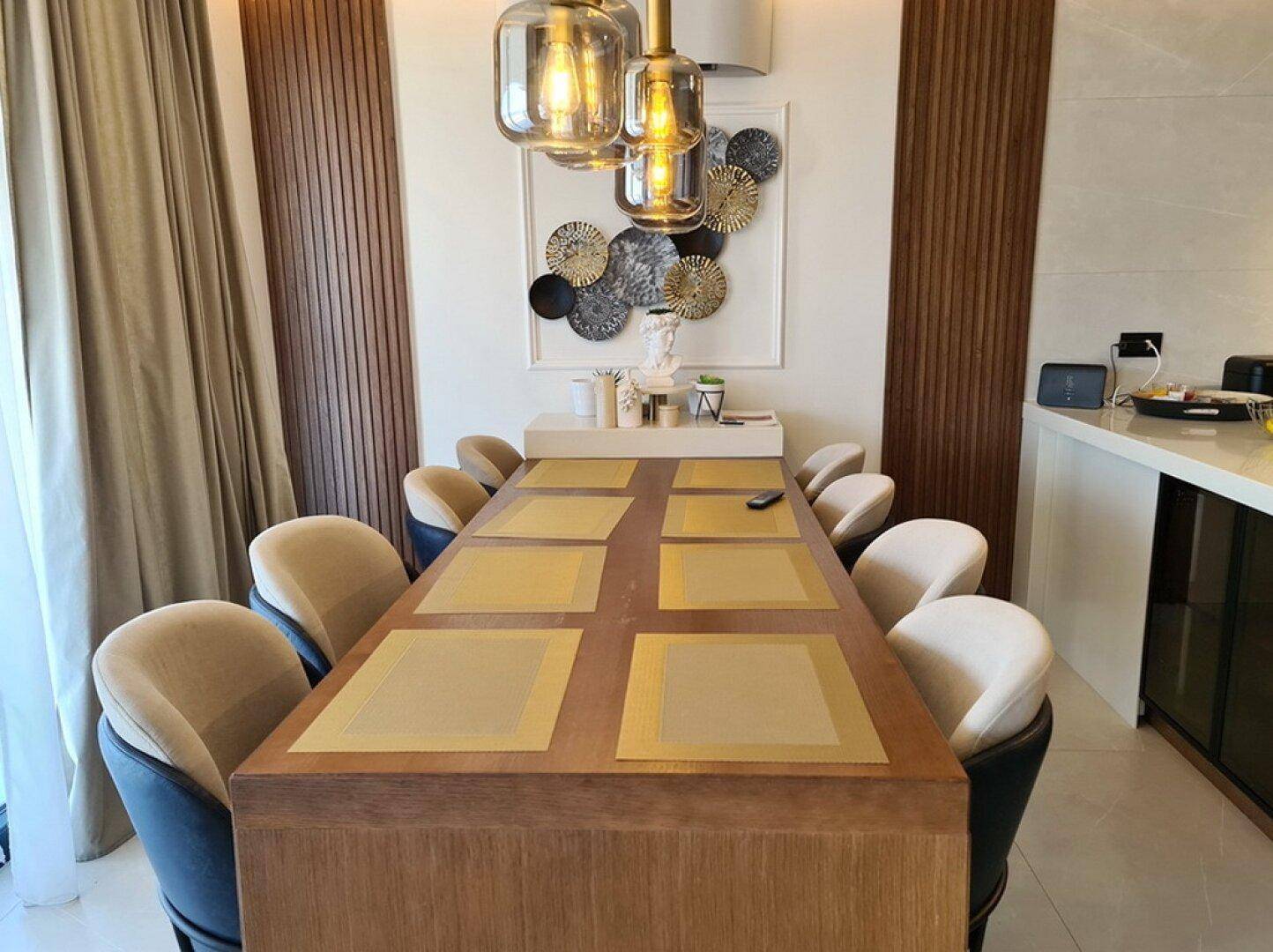 Eleganter Essbereich mit großem Holztisch und bequemen Stühlen für gesellige Runden.