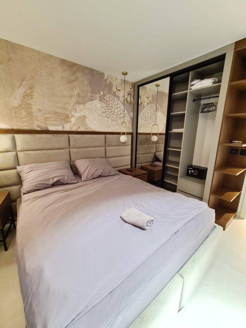 Schlafzimmer mit Doppelbett, integriertem Kleiderschrank und stilvoller Wandgestaltung.