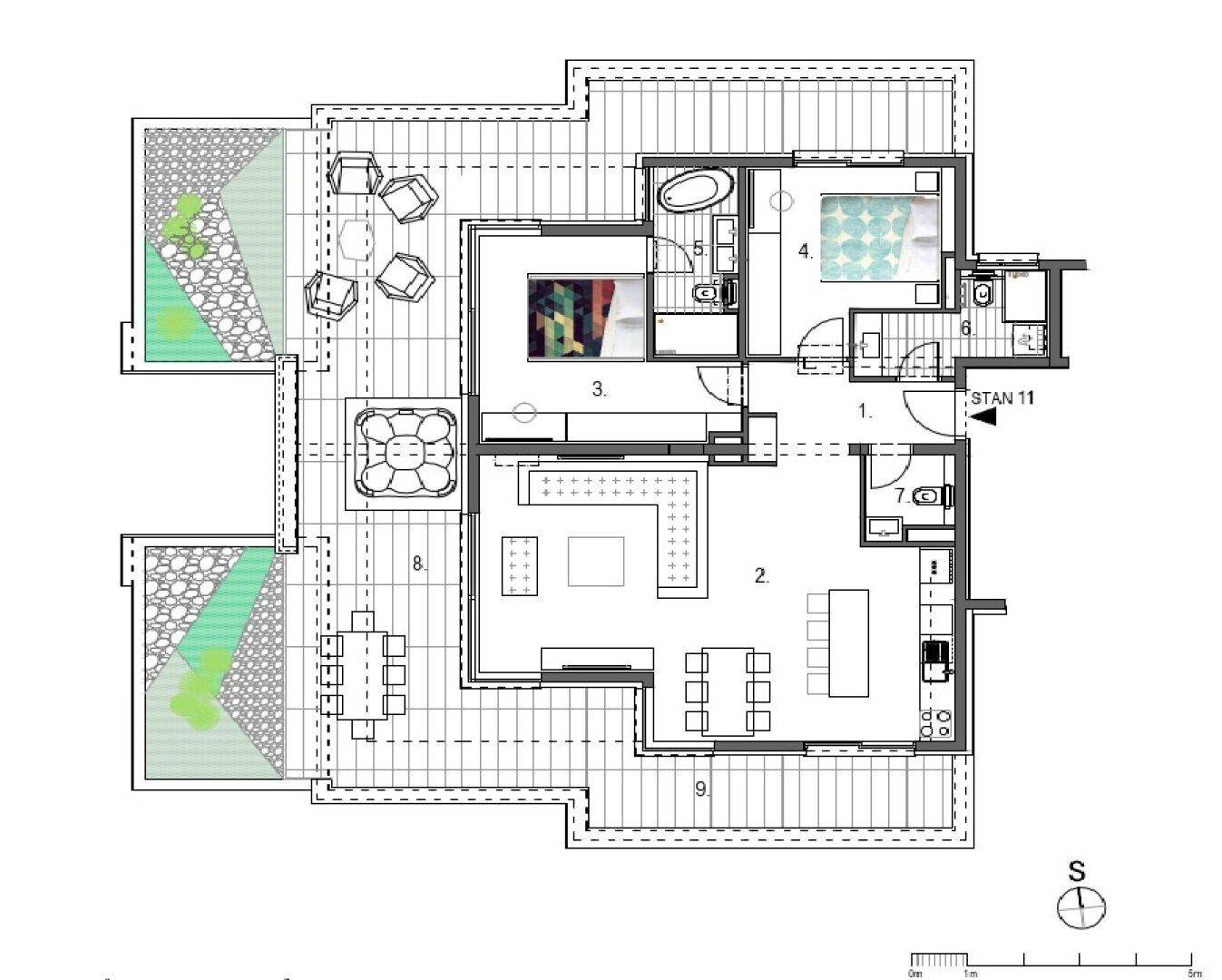Detaillierter Grundriss einer Wohnung mit großzügiger Terrasse, Whirlpool und offenem Wohnbereich.