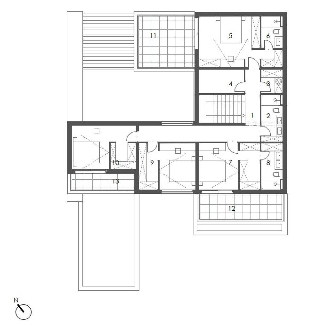 Grundriss des Obergeschosses mit Schlafzimmern, Bädern und einer Dachterrasse.