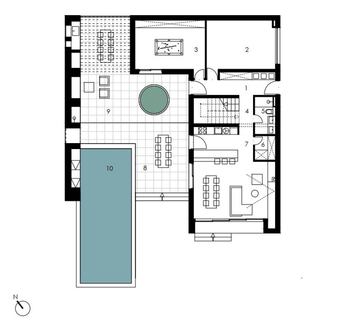 Grundriss des Erdgeschosses mit offenem Wohnbereich, Pool und Außenbereichen.