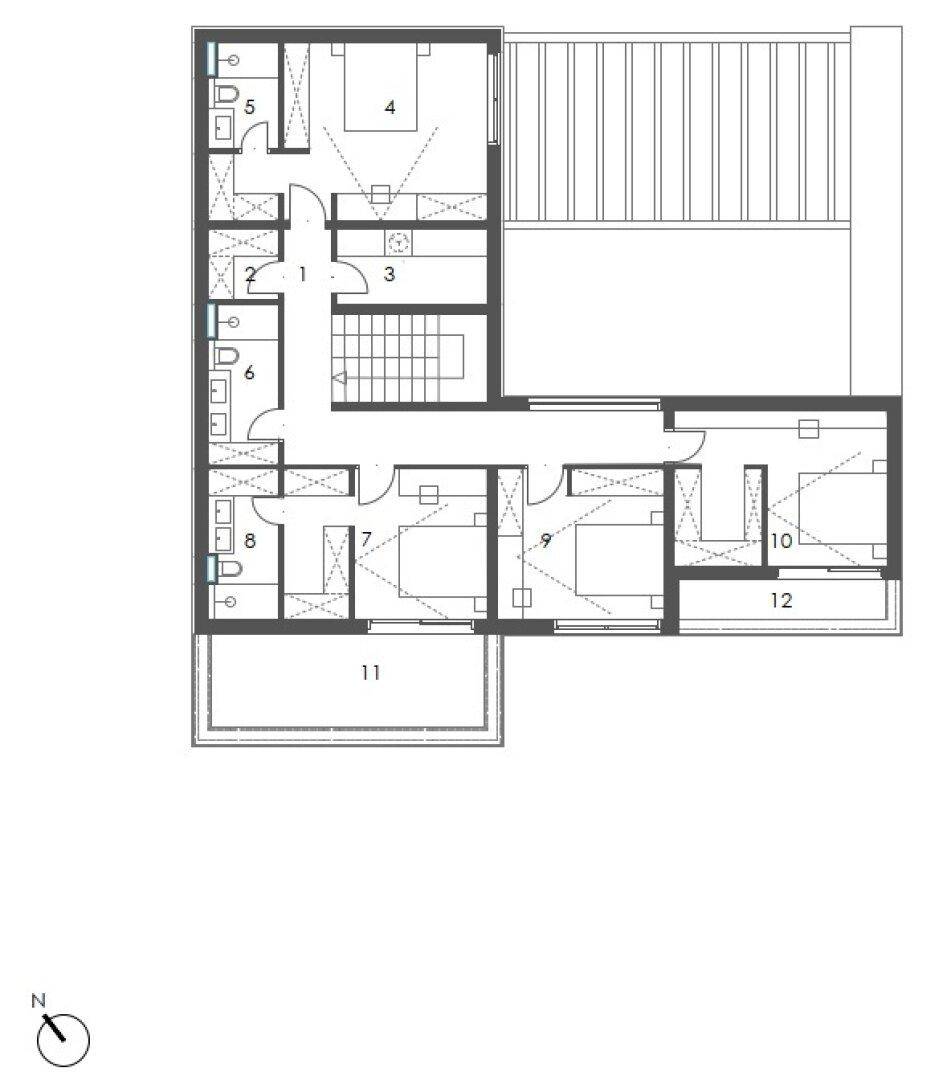 Grundriss des Obergeschosses mit mehreren Schlafzimmern und Bädern sowie Balkon.