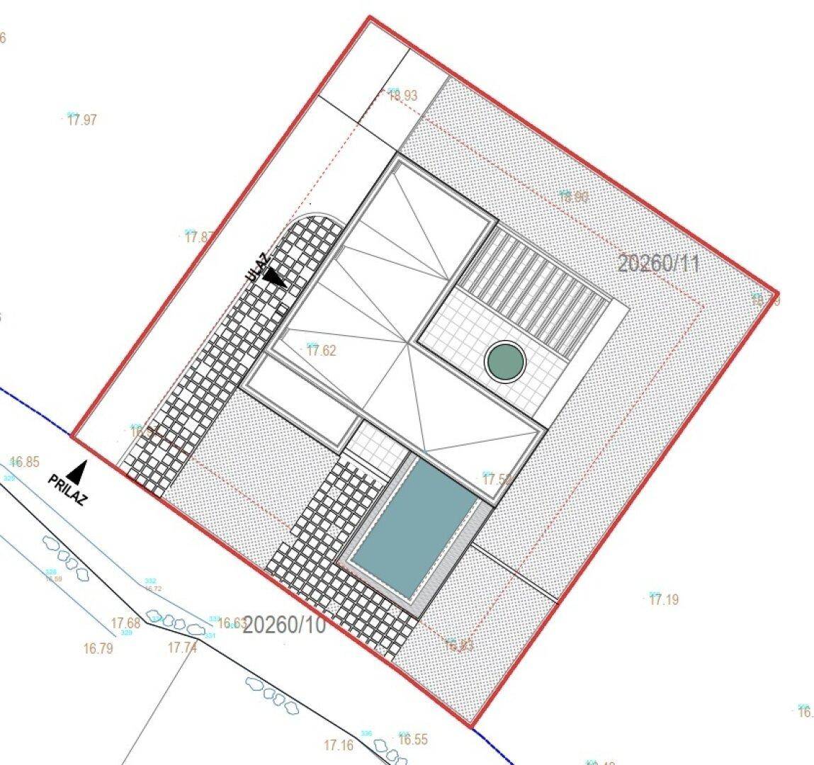 Lageplan des Grundstücks mit Gebäudegrundriss, Pool und Zufahrtsweg.