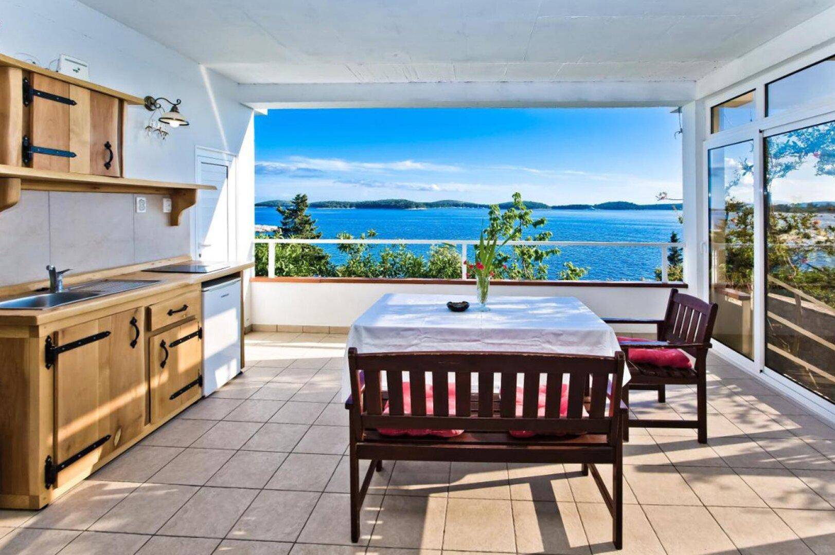 Geräumige Terrasse mit kleiner Küchenzeile und spektakulärem Meerblick.