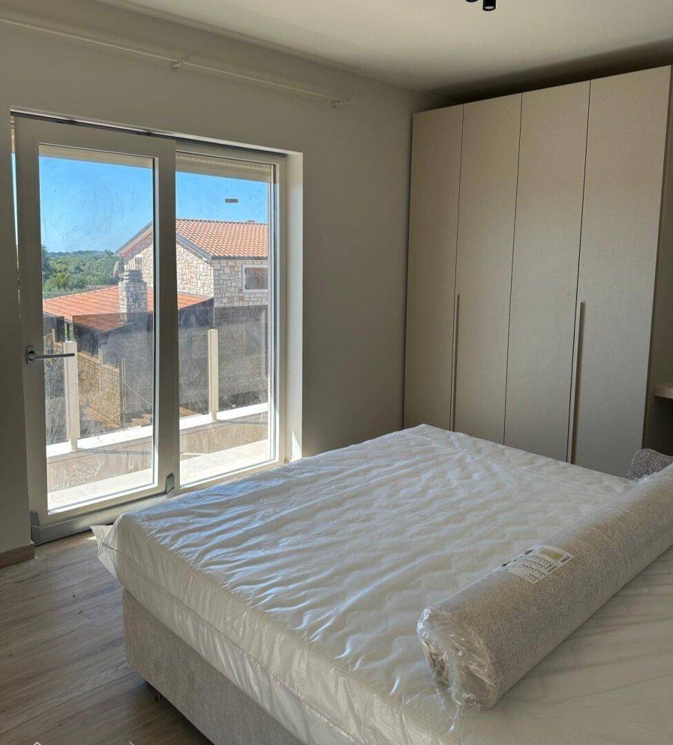 Modernes Schlafzimmer mit einem großen Einbauschrank und Zugang zu einem Außenbereich.