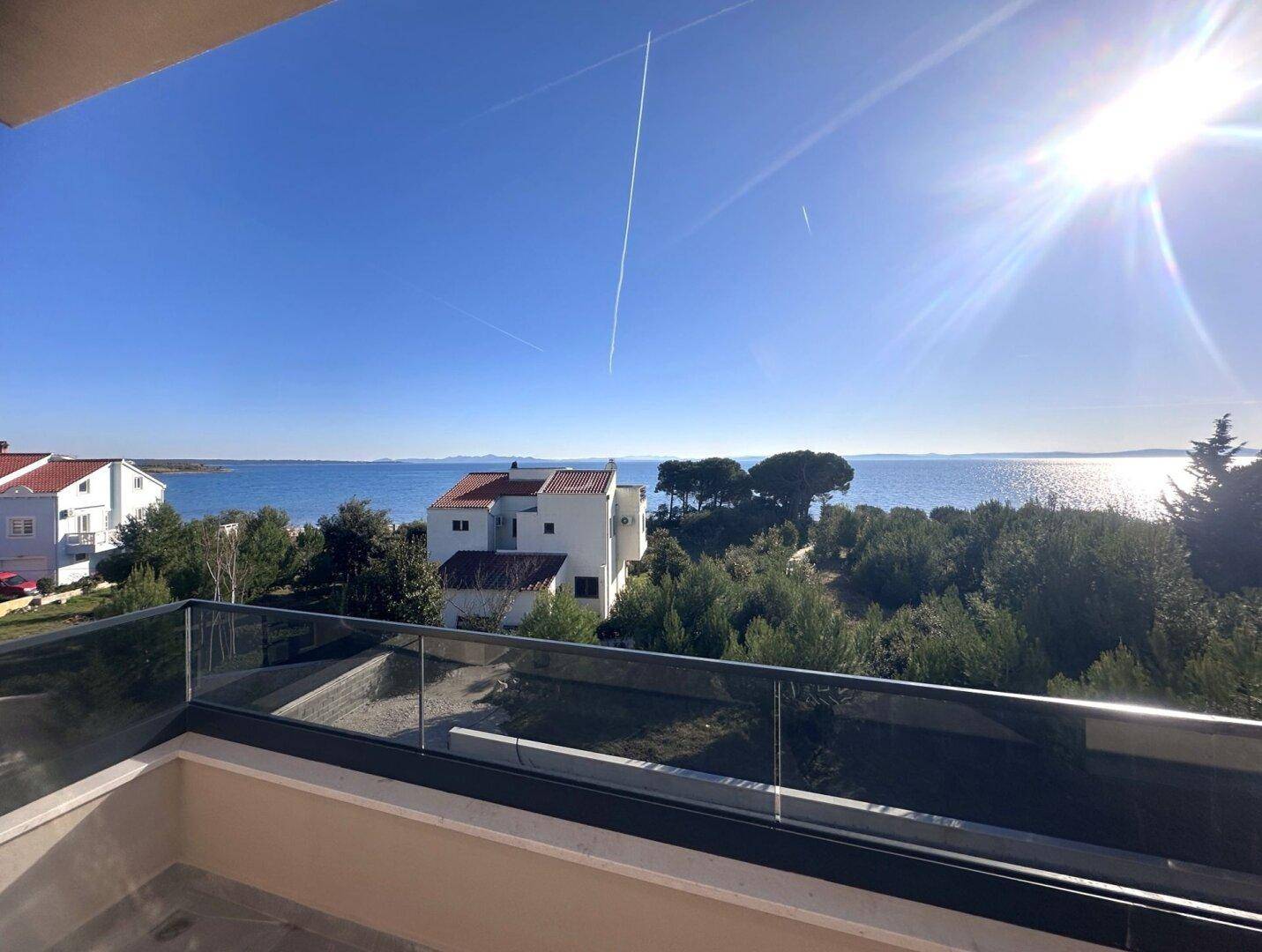 Weitläufige Terrasse mit atemberaubendem Meerblick und viel Sonnenschein.