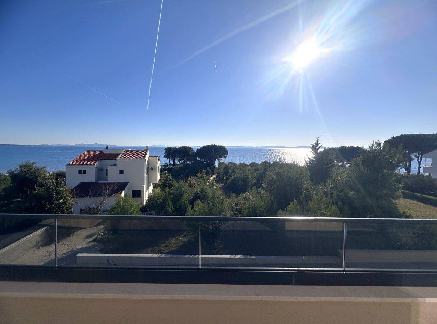 Sonnige Terrasse mit weitem Blick über das Meer und die Küste.