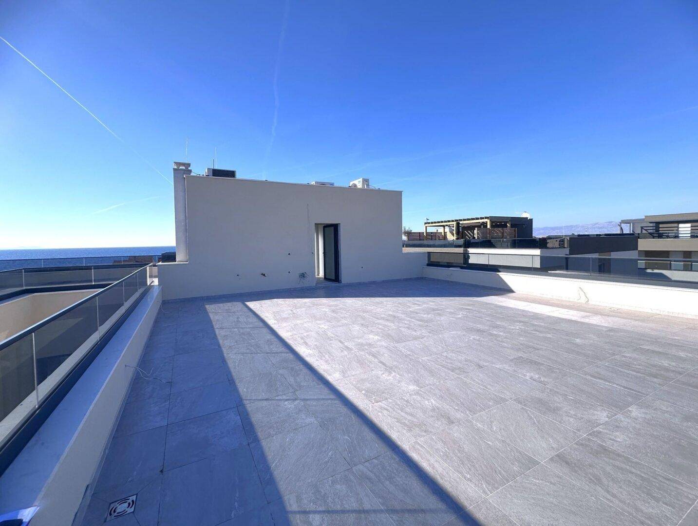Große Dachterrasse mit weitem Blick auf das Meer und die Umgebung.