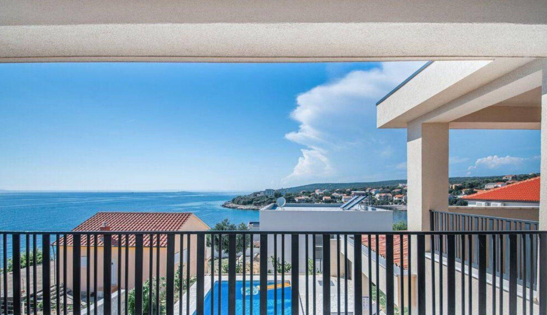 Geräumiger Balkon mit Meerblick und Blick auf die umliegende Küstenlandschaft.