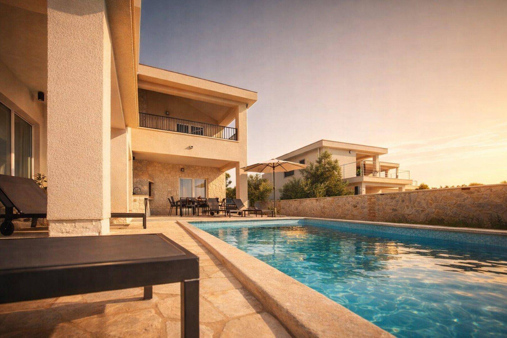 Elegante Villa mit großzügigem Poolbereich und möblierter Terrasse für Mahlzeiten im Freien.