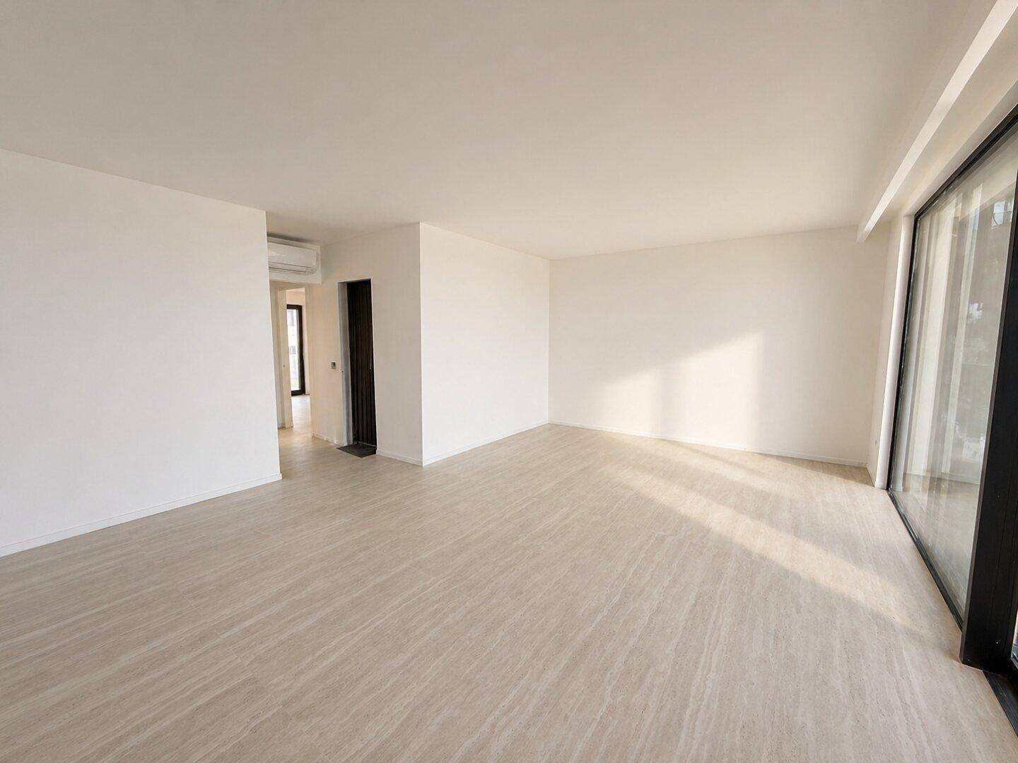 Heller, leerer Raum mit großen Fenstern und viel Tageslicht, ideal für flexible Nutzung.