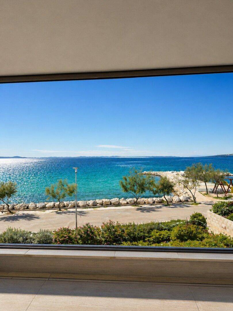 Panoramablick vom Balkon auf das tiefblaue Meer und die sonnige Küste.