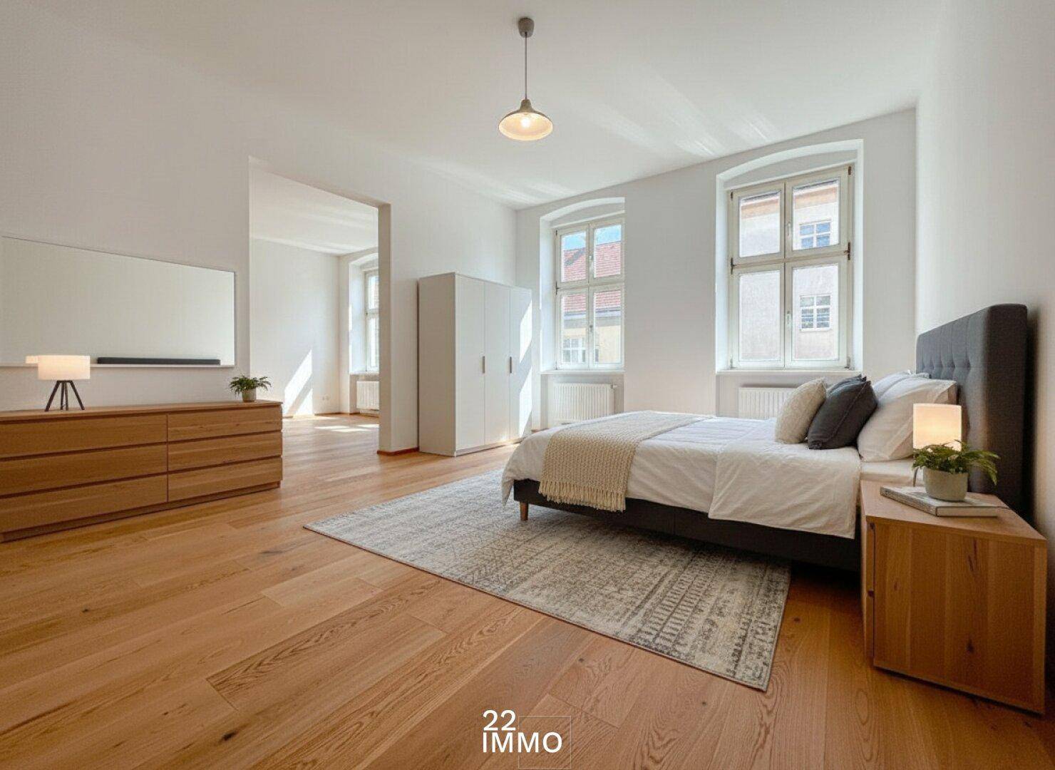Helles Schlafzimmer mit Holzboden, großem Bett und modernen Möbeln, offen zum Nebenraum.