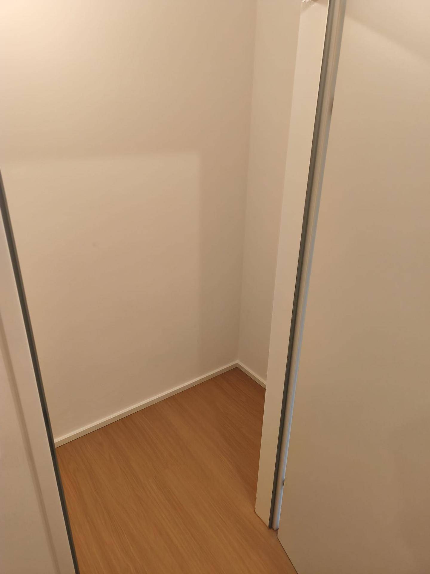 Praktischer Abstellraum mit Laminatboden für zusätzlichen Stauraum.