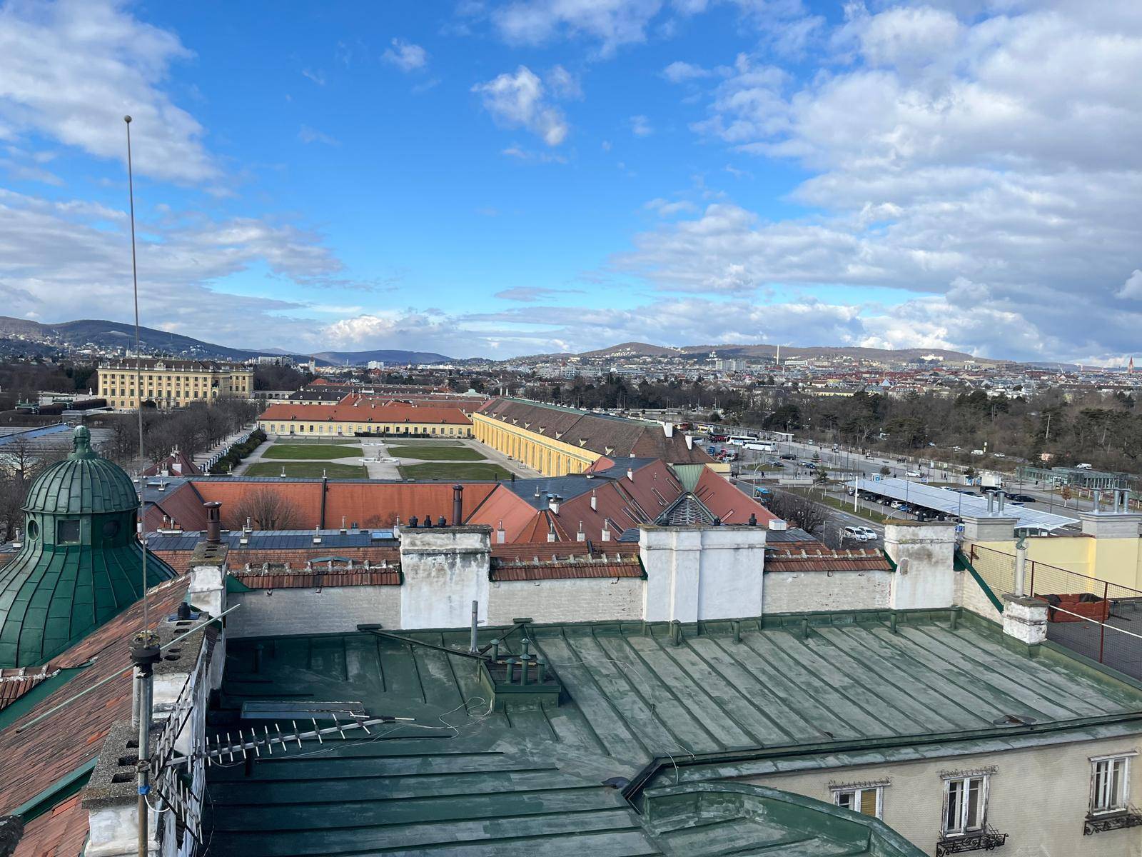 Weitläufige Ansicht von Schloss Schönbrunn und den weitläufigen Parkanlagen.
