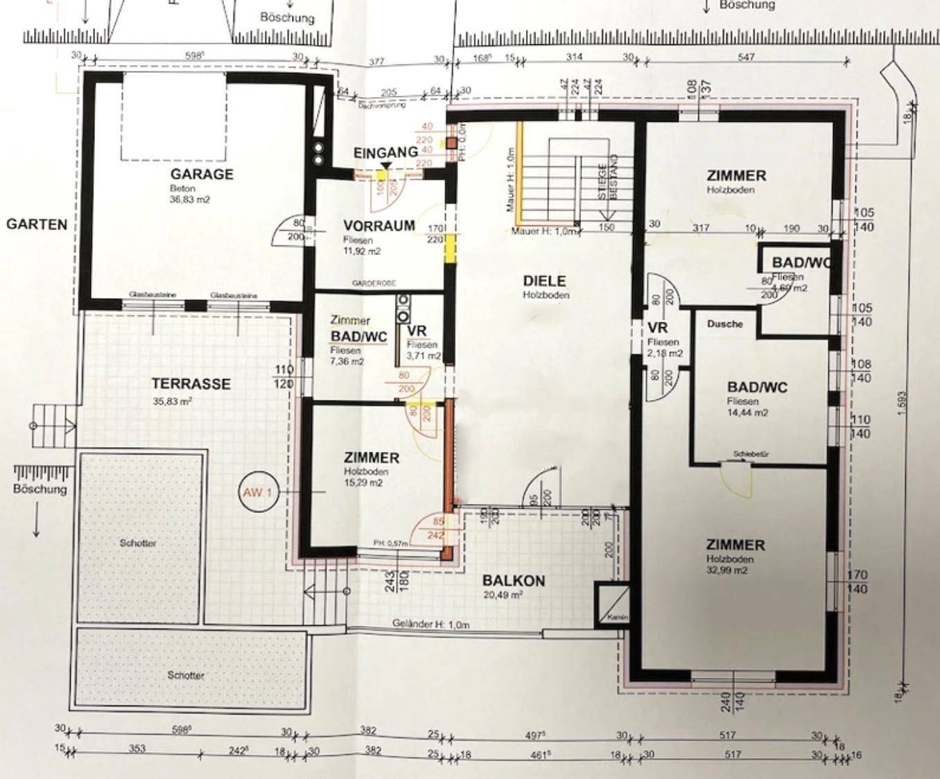 Grundriss des Erdgeschosses mit Zimmern, Bädern, Balkon und Garage.