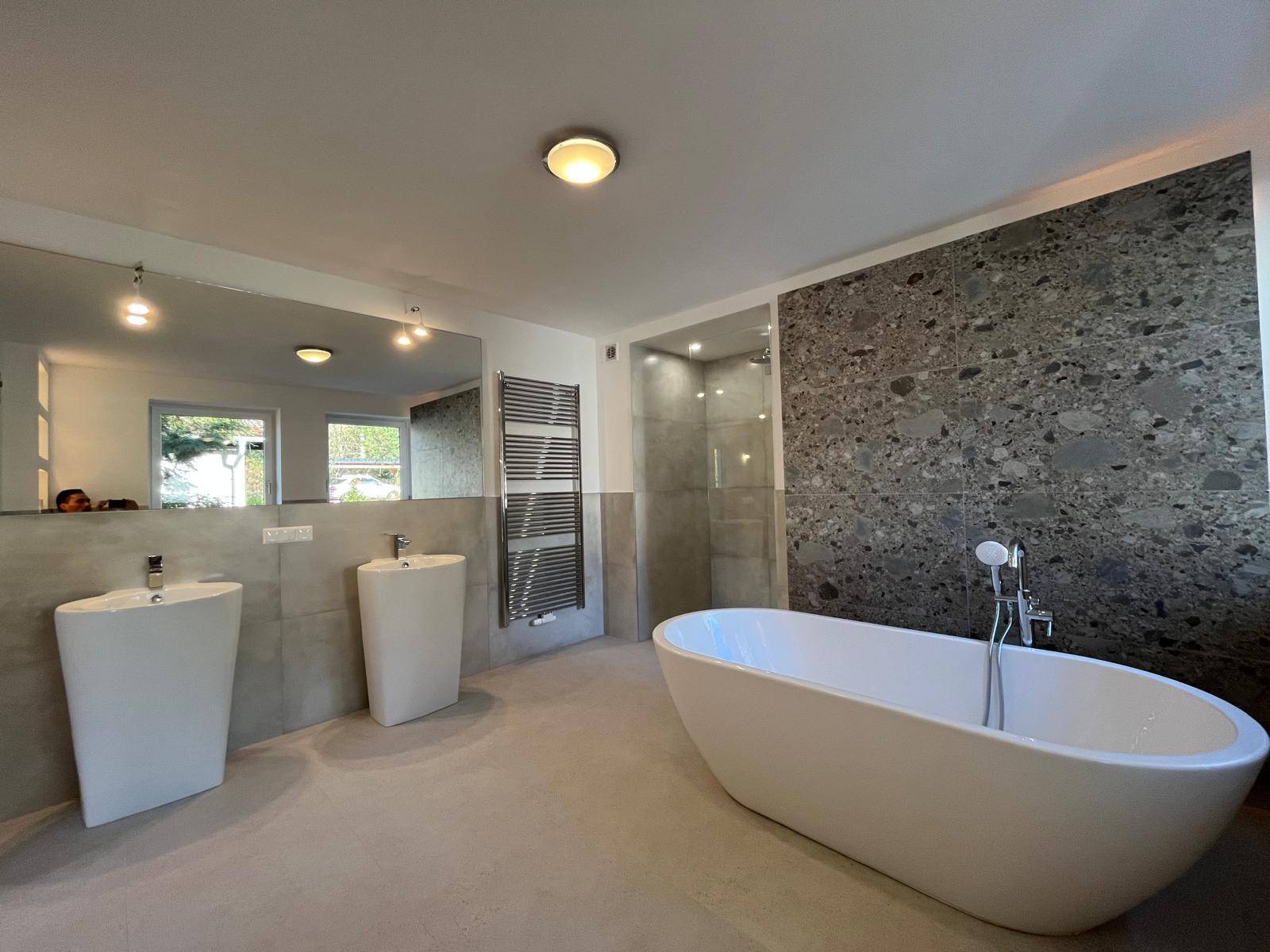 Luxuriöses Badezimmer mit freistehender Badewanne, Doppelwaschbecken und großer Dusche.