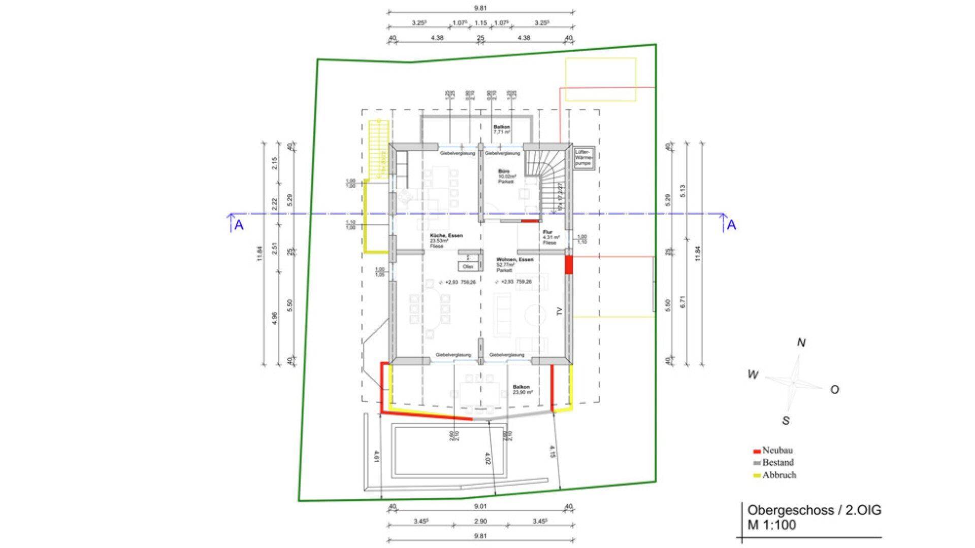 Grundriss des Obergeschosses mit Balkon und verschiedenen Räumen.