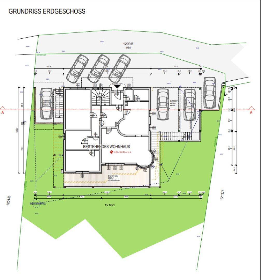 Grundriss des Erdgeschosses mit Wohnhaus, Terrasse und mehreren Parkplätzen.