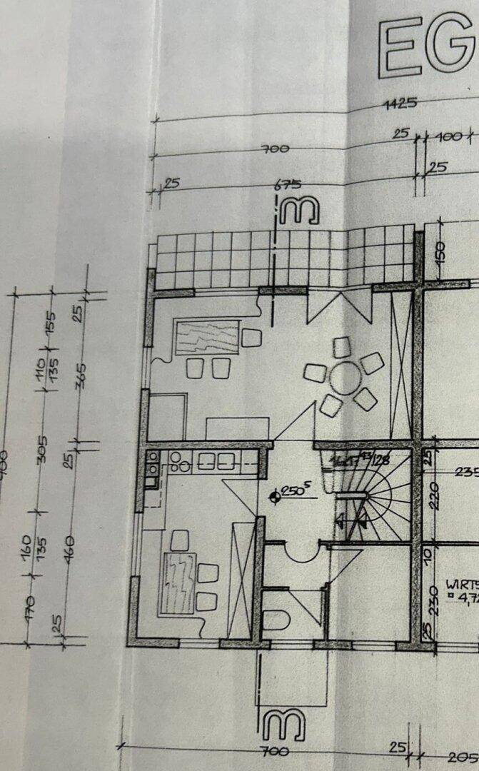 Grundriss des Erdgeschosses mit offenem Wohnbereich, Küche, Esszimmer und Zugang zur Terrasse.