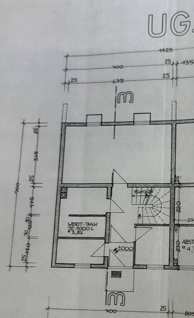 Grundriss des Untergeschosses mit Abstellräumen und Technikbereich, inklusive Maßen.
