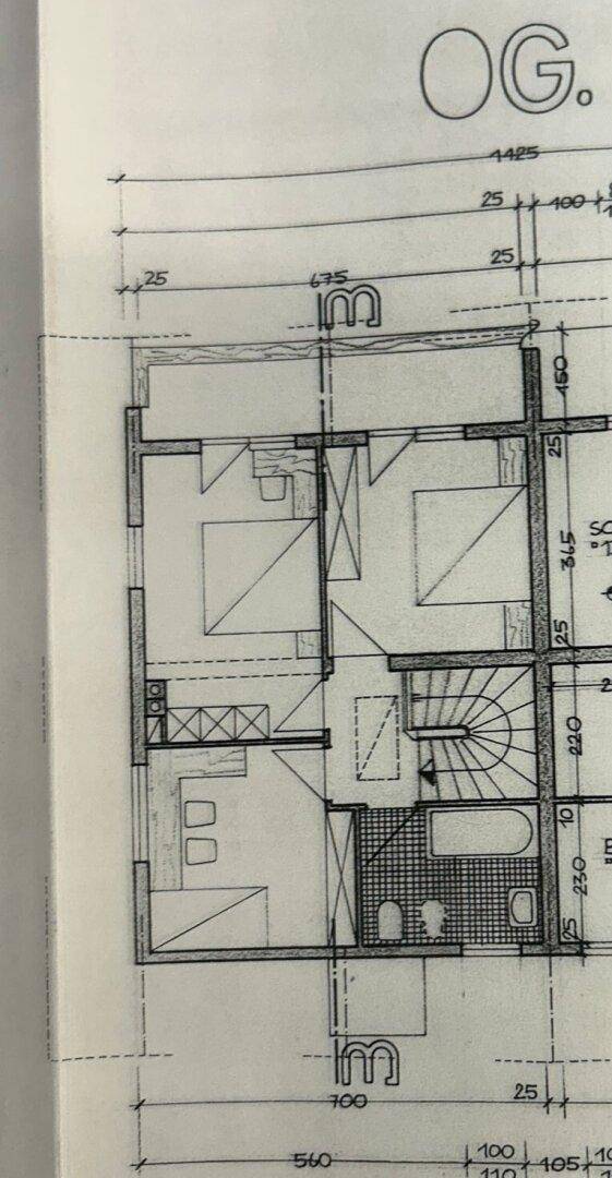 Grundriss des Obergeschosses mit Schlafzimmern, Badezimmer und Zugang zu einem Balkon.