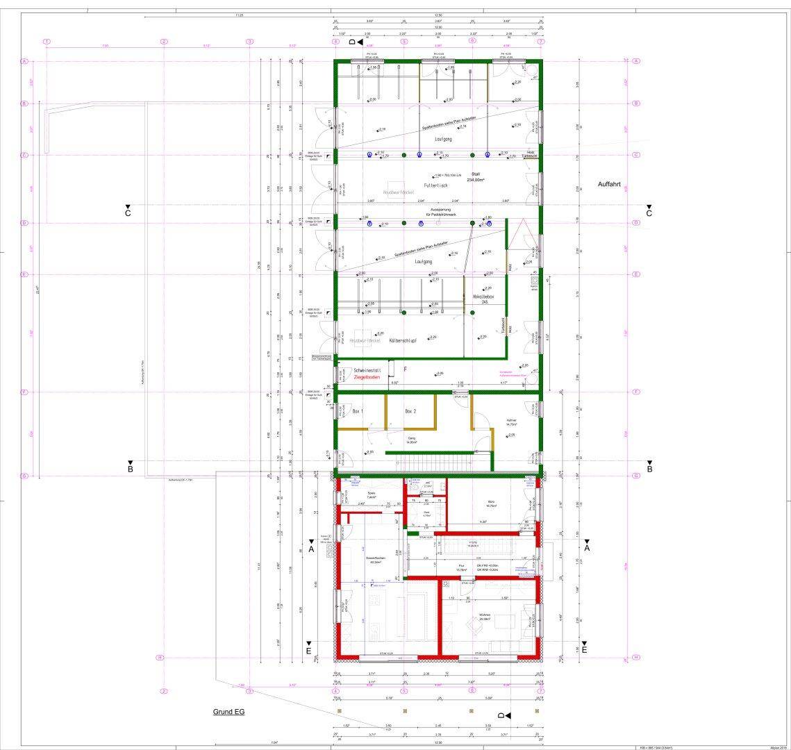 Grundriss des Erdgeschosses mit Wohnbereichen, Küche und Zugangspunkten.