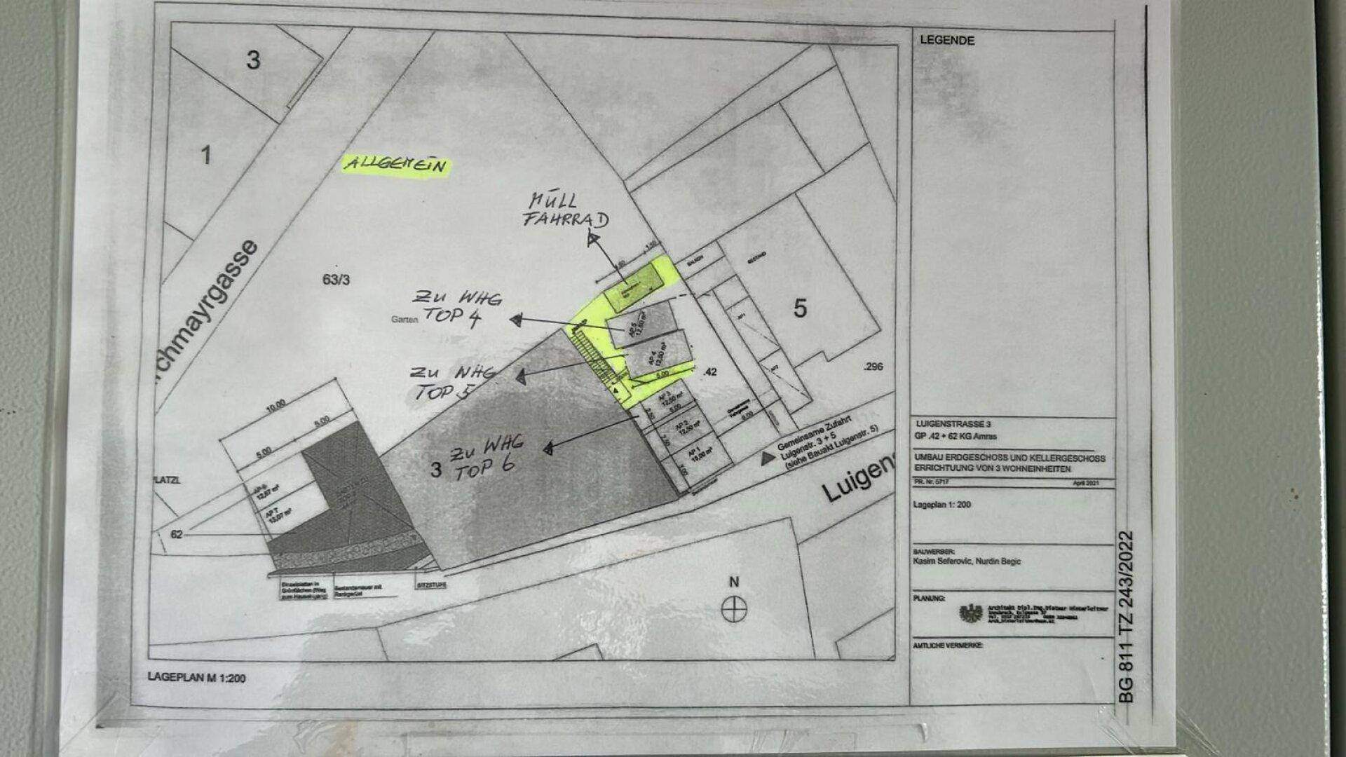 Lageplan des Grundstücks mit angrenzenden Straßen, Gebäudegrenzen und eingezeichneten Wohnungsbereichen.