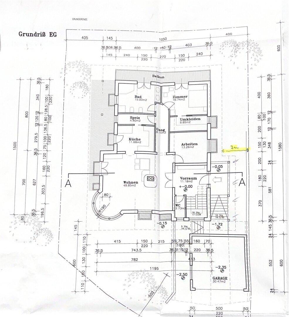 Grundriss des Erdgeschosses mit Wohnbereich, Küche, Bad und Balkon.