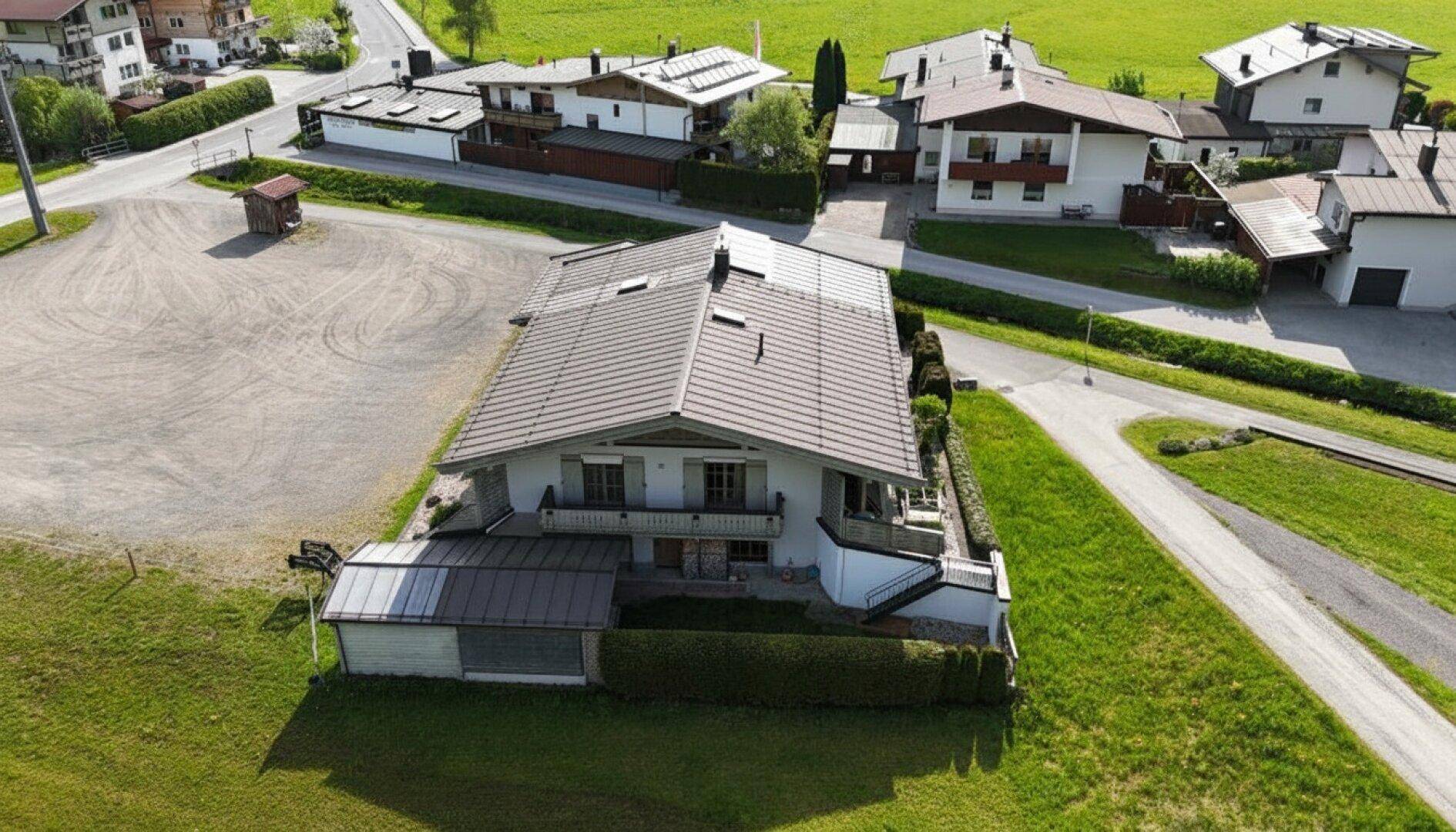 Vogelperspektive des Anwesens mit großem Grundstück und angrenzenden Feldern.