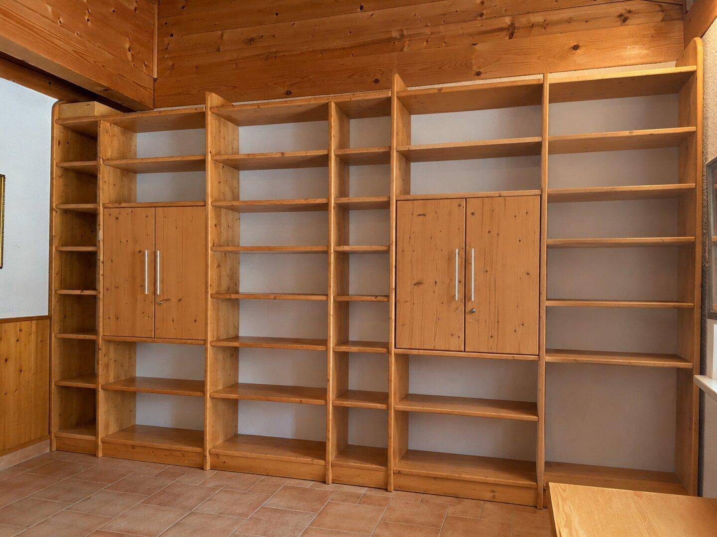 Große Holzregale mit vielen Fächern bieten viel Stauraum in diesem Raum.
