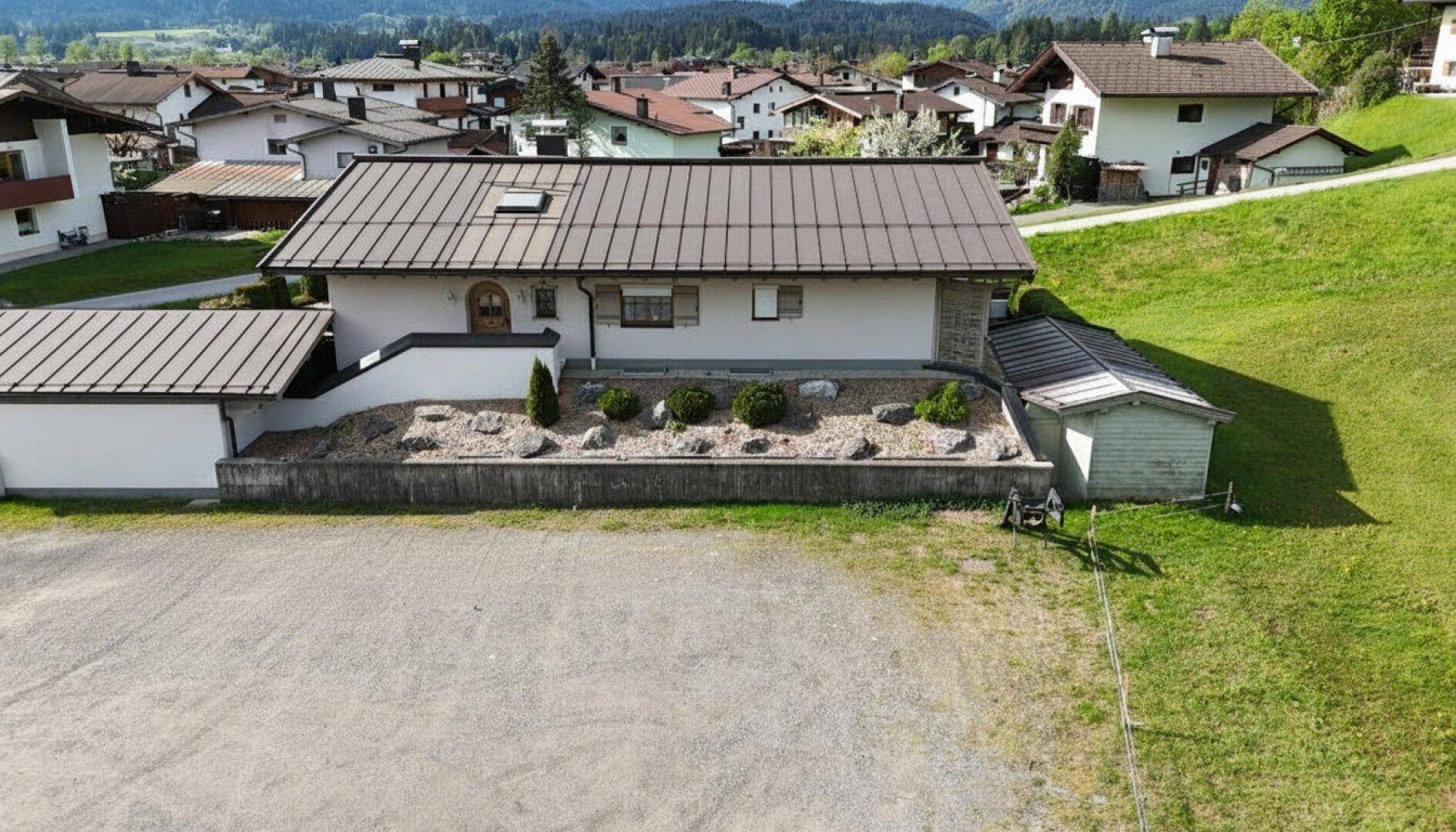 Luftaufnahme des Hauses mit umliegender Landschaft und weiteren Gebäuden.