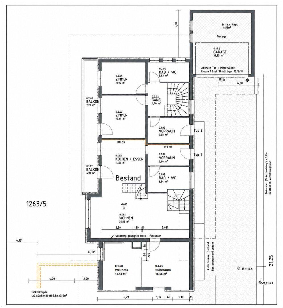 Detaillierter Grundriss mit mehreren Zimmern, Balkonen und einer Garage.