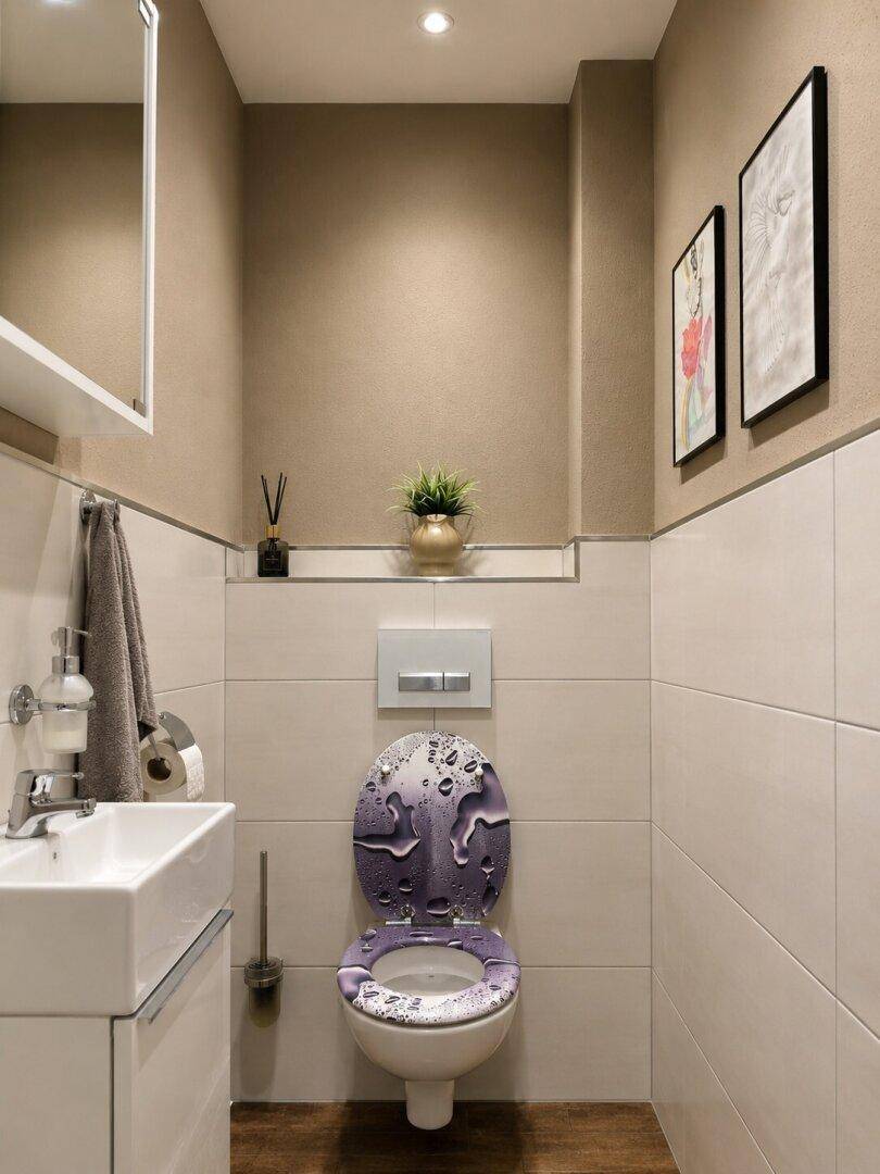 Kleines Gäste-WC mit modernem Wand-WC, Waschbecken und Spiegel.