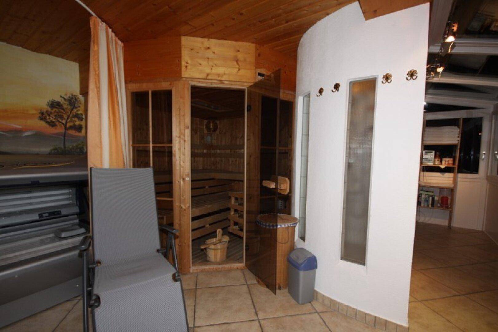 Wellnessbereich mit Sauna, Solarium und Entspannungsliege.