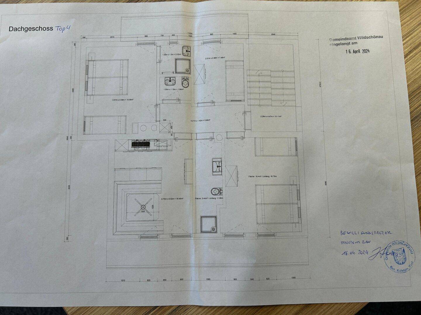 Grundriss des Dachgeschosses (Top 4) mit offenem Wohnbereich, zwei Bädern, separatem WC und Balkon.